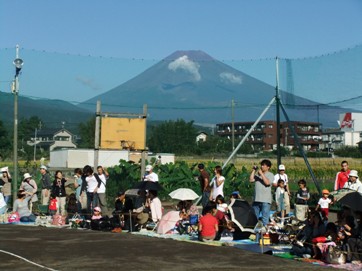 富士山のもとで運動会.jpg